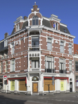 908589 Gezicht op het winkelhoekpand Janskerkhof 25 te Utrecht, met links de Lange Jansstraat.N.B. bouwjaar: 18861900: ...